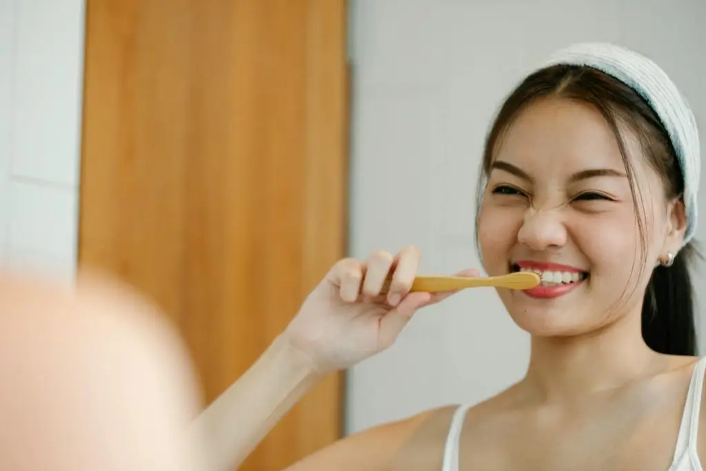Cleaning teeth